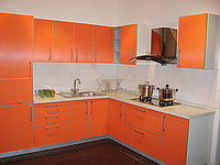 Угловая оранжевая кухня из пластика